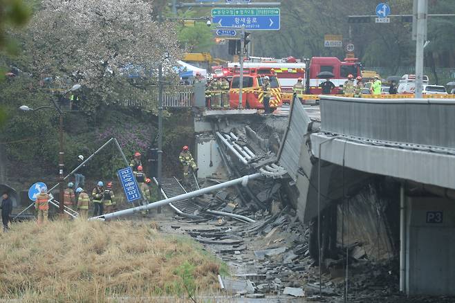 5일 오전 경기 성남시 분당구 정자동 정자교 보행로 일부 구간과 난간이 붕괴되는 사고가 발생, 소방 대원 등이 분주히 현장을 수습하고 있다. 이 사고로 30대 여성 A씨가 숨지고 30대 남성 B씨는 중상을 입어 병원에서 치료 중이다./뉴스1