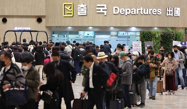 서울 강서구 김포국제공항 출국장이 일본행 여행객들로 북적이고 있다. /뉴스1