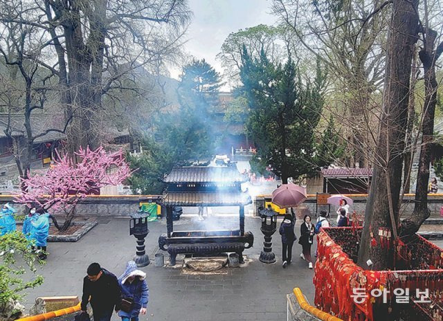 4일 중국 베이징 도심에서 차를 이용해 서쪽으로 1시간 정도 가면 나오는 사찰 탄저스(潭柘寺)의 풍경. 비가 조금씩 내리는 좋지 않은 날씨였지만 20, 30대 젊은이들이 많이 보였다. 코로나19 이후 최근 중국 젊은층 사이에는 마음의 안정을 찾을 수 있는 ‘사찰 여행’이 유행하고 있다. 베이징=김기용 특파원 kky@donga.com