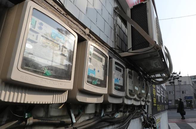 한국전략이 지난해 11월 전력도매가격(SMP) 상한제가 시행돼도 민간발전사들의 손실은 발생하지 않을 것이라고 밝혔지만 지난해 12월부터 올해 1~2월 손실을 본 곳이 상당수 있는 것으로 확인됐다. 사진은 올해 2월 서울 시내 한 건물에 설치돼 있는 전력량계. 뉴시스