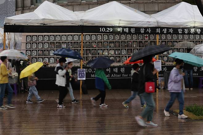 10.29 이태원 참사가 일어난지 159일이 지났다. 사진은 5일 낮 서울 중구 서울광장 분향소의 모습. 백소아 기자 thanks@hani.co.kr