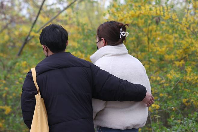 6일 오후 서울 여의도 윤중로에서 두꺼운 외투를 입은 시민들이 이동하고 있다. 기상청은 금요일인 7일부터 일요일인 9일까지 내륙을 중심으로 아침 최저기온이 영하로 떨어질 것이라고 예보했다. 연합뉴스