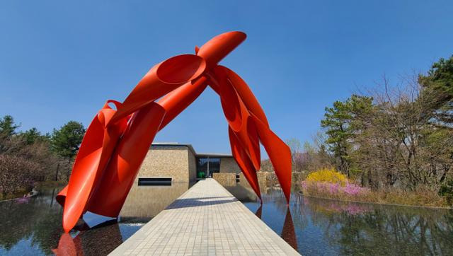 산꼭대기에 자리 잡은 미술관 겸 박물관 뮤지엄 산(SAN) 입구. 지난달 31일 개나리와 진달래가 활짝 펴 봄 정취를 뽐내고 있다. 연합뉴스