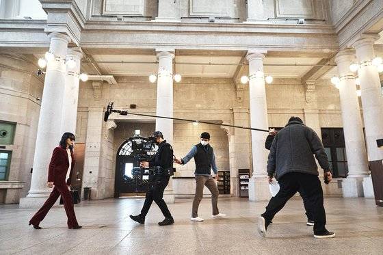 영화 '길복순' 촬영 모습. 살인 청부 회사 'MK Ent.'의 로비 장면은 '문화역서울 284(옛 서울역사)'의 중앙홀에서 촬영했다. 영화 '암살' '밀정'의 촬영지로도 유명한 장소다. 사진 넷플릭스