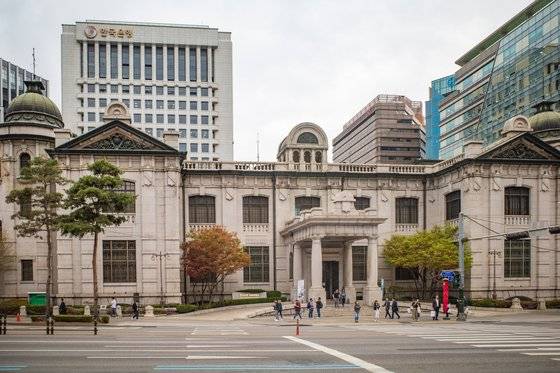 살인 청부 회사 'MK Ent.'의 외관은 명동 한국은행 화폐박물관의 모습을 빌렸다. 1912년 세워진 우리나라의 대표적인 근대 건축물이다. 실제 건물(아래 사진)에는 없는 돔 형태의 펜트하우스는 CG로 작업한 결과물이다. 이 돔 안에 차민규(설경구) 대표의 사무실이 있다는 설정이다. 사진 넷플릭스, 백종현 기자