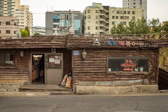 충정로에서만 52년을 버틴 '철길 떡볶이'. 2대를 이어오는 가게다. 철길과 지나가는 기차를 굽어보며 떡볶이를 맛볼 수 있다. 백종현 기자