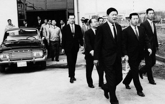 1969년 폴리에스터 원사 공장 준공식에서 최종건 창업회장과 최종현 선대회장의 모습. 사진 SK