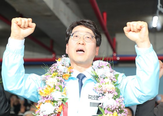 4·5 전주을 국회의원 재선거에서 당선된 진보당 강성희 후보가 두 팔을 들어 보이고 있다. [연합뉴스]