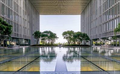 2023년 프리츠커상 수상자인 데이비드 치퍼필드가 설계한 아모레퍼시픽 서울 용산 사옥.