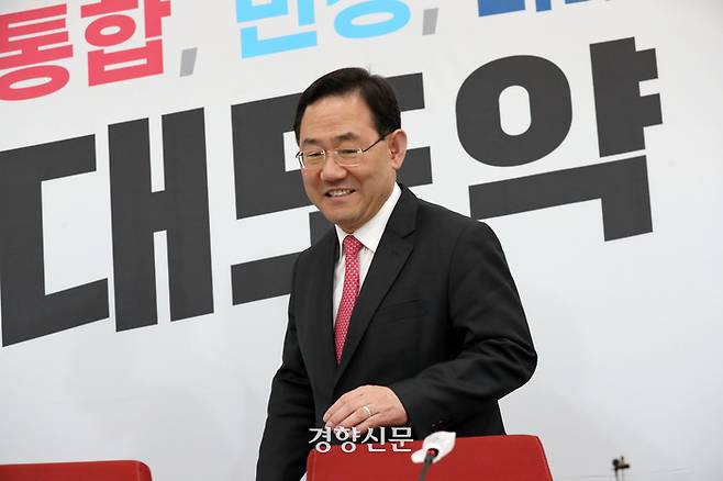 주호영 국민의힘 원내대표가 6일 국회에서 퇴임 기자간담회를 하기에 앞서 자리에 앉고 있다. 박민규 선임기자