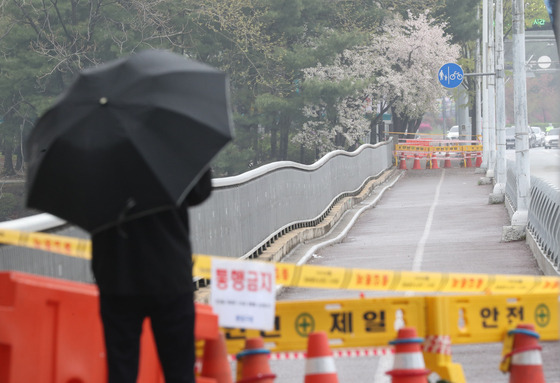 The pedestrian walkway of Sunae Bridge in Bundang District of Seongnam, Gyeonggi, sits off-limits on Thursday, a day after a nearby bridge collapsed, leading to one death and another injury. [NEWS1]