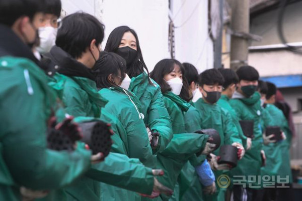 기사와 직접적인 관련이 없는 사진입니다. 지난해 1월 성균관대 교직원 및 학생, 외국인 학생 등이 서울 모처에서 설날 맞이 사랑의 연탄 나눔 봉사활동을 하고 있다. 이한결 기자