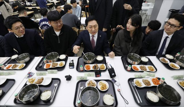 국민의힘 김기현 대표가 지난달 28일 오전 서울 동대문구 경희대학교 푸른솔문화관 학생식당을 찾아 '1천원 아침밥'을 먹으며 학생들과 대화하고 있다. 김 대표는 외부인 식권(4,000원)을 구매해 식사했다. 연합뉴스