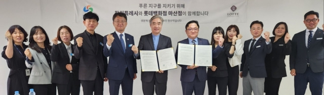 6일 롯데백화점 마산점에서 조명래 부시장과 롯데백화점 관계자들이 자원순환 및 탄소중립 실천을 위한 협약 후 기념 촬영을 하고 있다. 창원시 제공