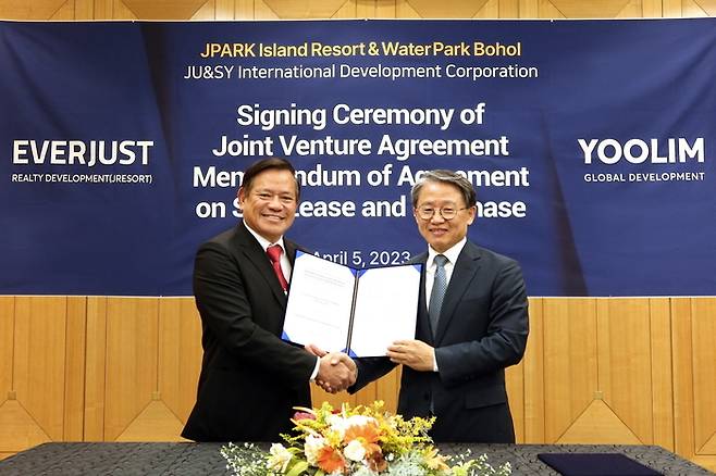 유시영 유림개발 회장(오른쪽)과 저스틴 우이 프로푸드인터네셔널 회장이 지난 5일 필리핀 세부에서 합작법인설립 및 부지계약 체결식을 진행하고 있다. [사진 제공 = 유림개발]