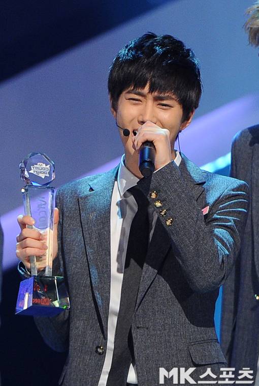 엑소가  2013년 8월 엠카운트다운에서 1위를 차지했다. 수호가 트로피를 들고 열창하고 있다.