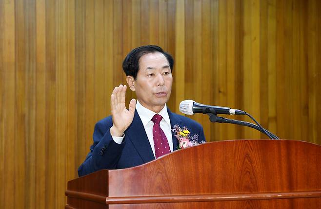 [창녕=뉴시스] 안지율 기자 = 4·5 보궐선거에 당선된 제55대 성낙인 경남 창녕군수가 6일 군청 대회의실에서 취임선서를 하고 있다. (사진=창녕군 제공) 2023.04.06. photo@newsis.com  *재판매 및 DB 금지