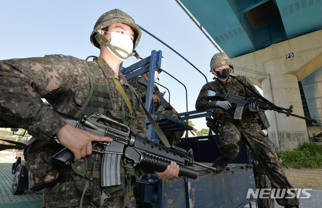 [칠곡=뉴시스]‘대구·경북 화랑훈련’에 참가한 육군 50사단 칠곡대대 장병들이 경계 작전에 임하고 있다. 뉴시스DB. 2023.04.06. photo@newsis.com