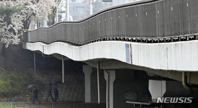 [성남=뉴시스] 김종택 기자 = 6일 경기도 성남시 분당구 수내교 보행로 일부 구간이 침하돼 통제되고 있다. 전날 경기도 성남시 분당구 정자교 보행로가 붕괴해 2명의 사상자가 발생했다. 2023.04.06. jtk@newsis.com