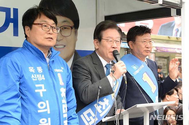 [울산=뉴시스] 배병수 기자 = 이재명 더불어민주당 대표가 24일 오후 울산 남구 수암시장 사거리에서 울산 남구 나 기초위원 보궐선거 민주당 최덕종 후보자 지원유세를 하고 있다. 2023.03.24. bbs@newsis.com.