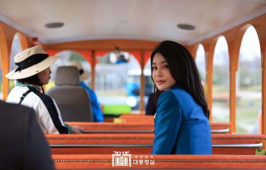 윤석열 대통령의 부인 김건희 여사(맨 왼쪽)가 지난달 31일 전남 순천만 국가정원에서 열린 ‘순천만 국제 정원 박람회’ 개막식에 앞서 네덜란드 정원을 둘러보고 있다. 대통령실 제공