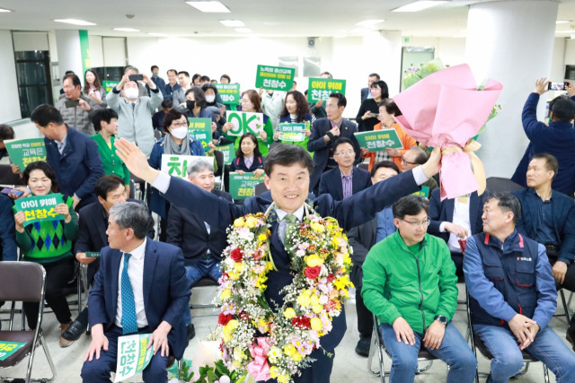 천창수 울산시교육감 후보가 6일 오전 당선이 유력해지자 선거사무실에서 꽃다발을 들고 크게 기뻐하고 있다. 사진제공=천창수 후보 선거운동본부