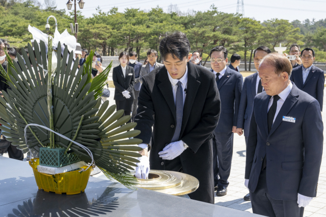 전두환씨의 손자 전우원 씨가 31일 오전 광주 북구 운정동 국립 5.18 묘지를 참배하고 있다. 연합뉴스