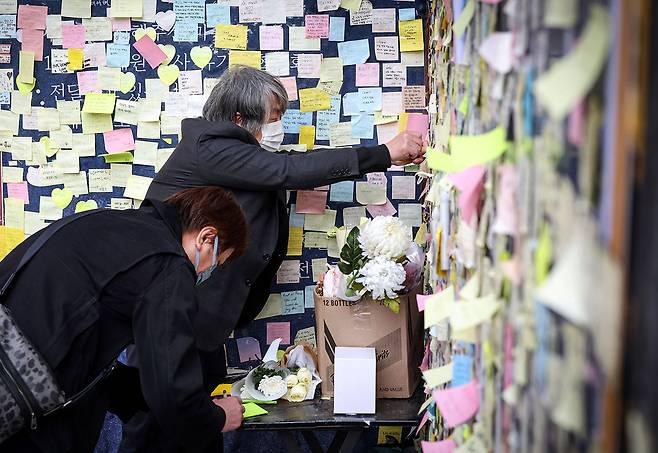 일본 아카시 참사 유족 미키 기요시 씨와 시모무라 세이지 씨(왼쪽부터)가 3월17일 10·29 이태원 참사 현장을 방문해 추모 포스트잇을 작성하고 있다. ⓒ시사IN 신선영