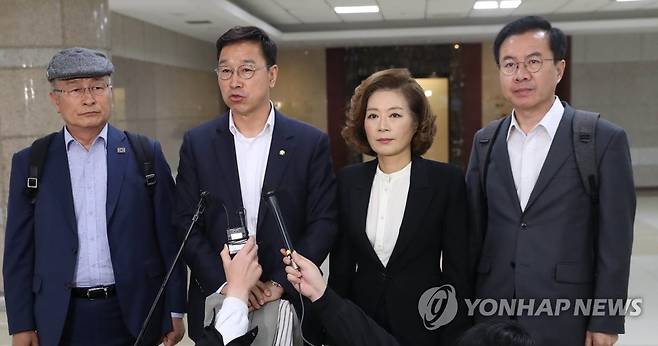 민주당 후쿠시마 원전 오염수 대책단 일본출국 (서울=연합뉴스) 더불어민주당 후쿠시마 원전 오염수 대책단 소속 윤재갑·위성곤·양이원영·윤영덕 의원(왼쪽부터)이 6일 오전 오염수 방출 문제와 관련해 일본을 방문하기 위해 출국하기 전 김포공항 국제선 청사에서 기자회견을 하고 있다. 2023.4.6 [공동취재] photo@yna.co.kr