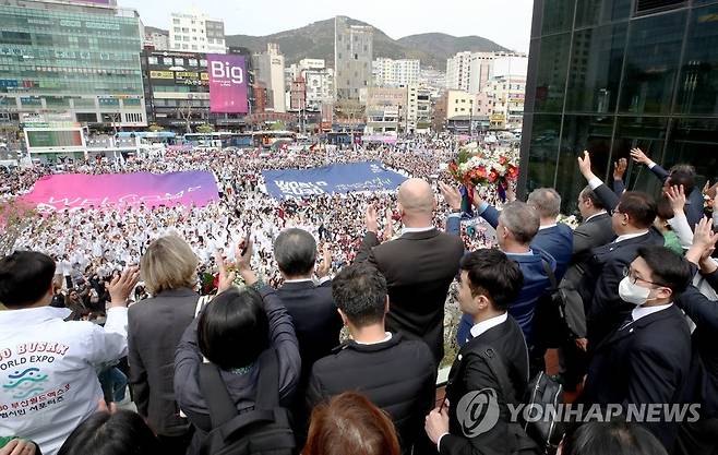 시민들에게 인사하는 BIE 실사단 [연합뉴스 자료 사진]