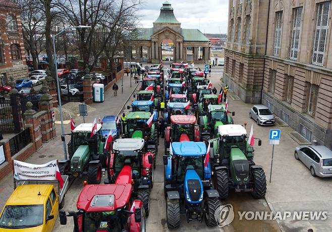 "우크라 저가농산물 수입 저지" 폴란드 농민시위 [EPA 연합뉴스 자료사진. 재판매 및 DB 금지]