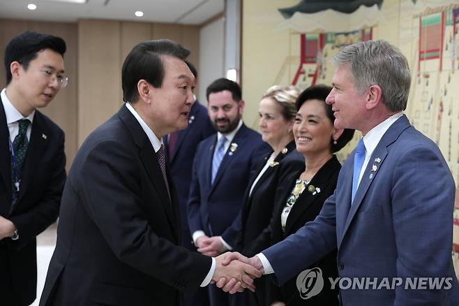 미국 하원 외교위원장 접견하는 윤석열 대통령 (서울=연합뉴스) 임헌정 기자 = 윤석열 대통령이 5일 서울 용산 대통령실 청사에서 방한 중인 마이클 매콜 미국 하원 외교위원장과 악수하고 있다. 2023.4.5 [대통령실 제공. 재판매 및 DB 금지] kane@yna.co.kr