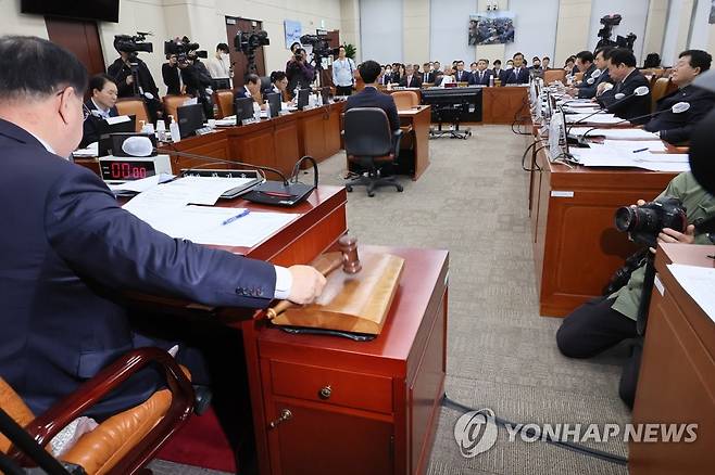 국회 국방위원회 전체회의 (서울=연합뉴스) 이정훈 기자 = 6일 오전 열린 국회 국방위원회 전체회의에서 한기호 위원장이 의사봉을 두드리고 있다. 2023.4.6 uwg806@yna.co.kr