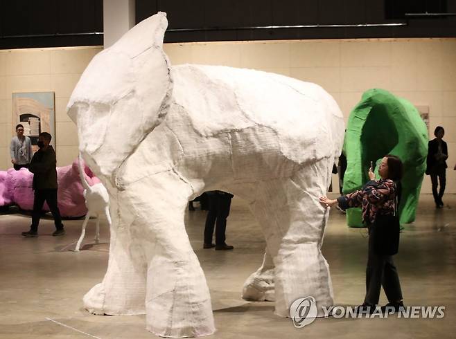 광주비엔날레 전시작 '코 없는 코끼리' (광주=연합뉴스) 조남수 기자 = 제14회 광주비엔날레 개막을 이틀 앞둔 5일 광주 북구 용봉동 비엔날레전시관에서 열린 프레스 오픈에서 엄정순 작품 '코 없는 코끼리'가 소개되고 있다. 2023.4.5 iso64@yna.co.kr