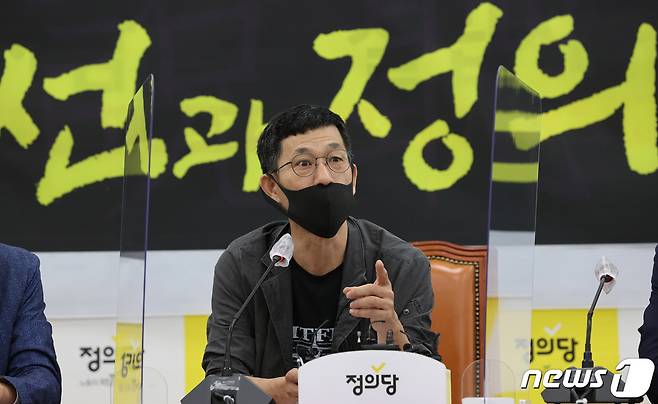 정의당 당원인 진중권 전 동양대학교 교수가 2021년 7월 8일 서울 여의도 국회에서 열린 ‘직설청취, 2022 대선과 정의당’ 초청 강연에 참석해 발언하고 있는 모습. ⓒ News1 구윤성 기자