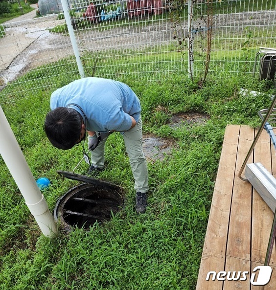 파주시 관계자가 관내 한 야영장에 설치된 오수처리시설을 점검하고 있다. (파주시 제공)