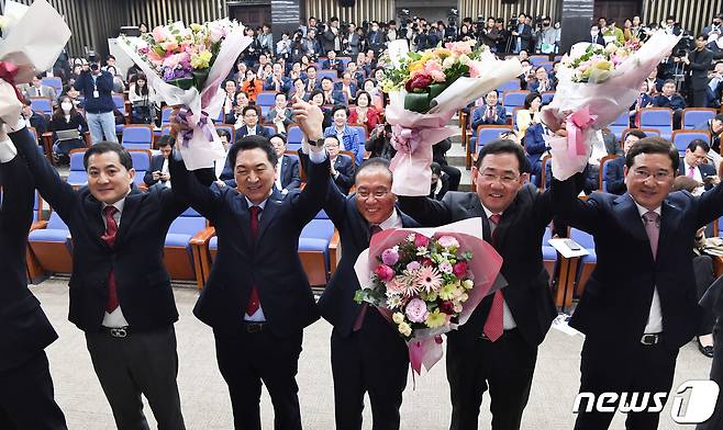 김기현 국민의힘 대표와 윤재옥 신임 원내대표 등이 7일 서울 여의도 국회에서 열린 '2023 원내대표 선출 의원총회'에서 기념촬영을 하고 있다. 왼쪽부터 박대출 정책위 의장, 김 대표, 윤 원내대표, 주호영 전 원내대표, 김학용 의원. (공동취재) ⓒ News1 황기선 기자