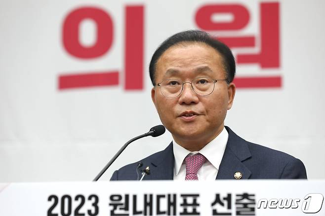 국민의힘 새 원내대표로 선출된 윤재옥 의원이 7일 서울 여의도 국회에서 열린 '2023 원내대표 선출 의원총회'에서 인사말을 하고 있다. (공동취재) 2023.4.7/뉴스1 ⓒ News1 황기선 기자