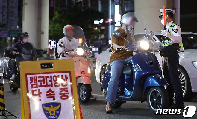 대구시는 오는 10일부터 21일까지 시내 주요 도로에서 구·군, 대구경찰청, 한국교통안전공단 대구경북본부와 합동으로 이륜자동차 불법 운행 행위를 집중 단속한다. 사진은 이륜차 단속 모습. ⓒ News1 자료 사진