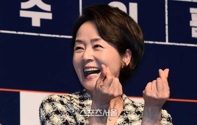 배우 김영애가 지난 2016년 서울 강남구 압구정CGV에서 진행된 영화 ‘특별수사:사형수의 편지’ 제작보고회에서 취재진을 향해 포즈를 취하고 있다.  박진업기자 upandup@sportsseoul.com