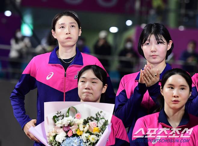 애써 눈물을 참고 있는 김연경.