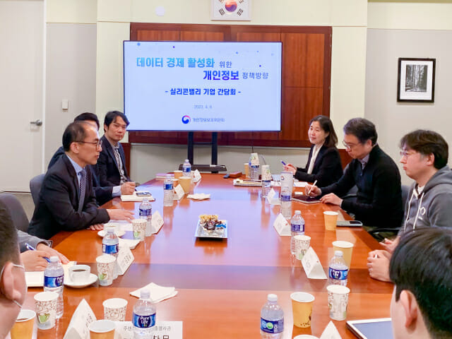 고학수 개인정보보호위원회 위원장(왼쪽에서 첫 번째)이 현지 시간 4월 6일 미국 샌프란시스코에서 실리콘밸리에 진출한 데이터 활용기업 대표들과 간담회를 가지고, 개인정보 처리 관련 사업 활동에서 얻은 기업 경험과 한국 개인정보 정책에 대해 의견을 나누고 있다.