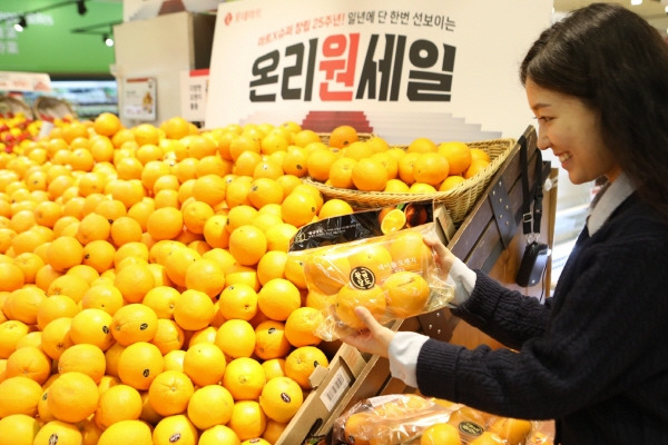 롯데마트 서울역점에서 모델이 황금당도 오렌지를 소개하고 있다. [사진제공=롯데마트]