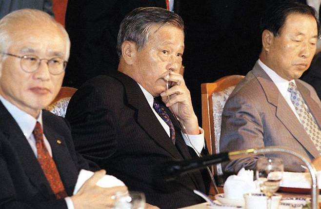 폐암 수술을 받은 고(故) 최종현(가운데) SK 선대 회장이 IMF 구제금융 직전인 1997년 9월 산소호흡기를 꽂은 채 전경련 회장단 회의에 참석해 심각한 표정을 짓고 있다. 최 회장 왼쪽은 고 김우중 대우그룹 회장, 오른쪽은 조석래 효성 명예회장. /SK그룹