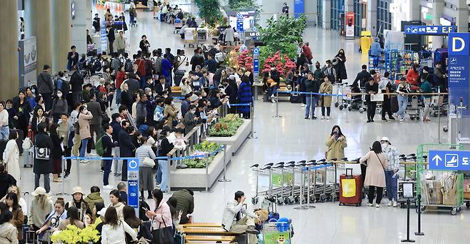지난달 29일 오전 인천국제공항 제1여객터미널 입국장이 붐비고 있다. /연합뉴스