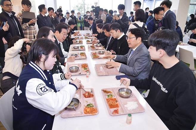 이재명 더불어민주당 대표가 7일 오전 광주 북구 전남대학교를 찾아 학생들과 ‘천원의 아침밥’을 함께 하며 대화하고 있다. /뉴스1