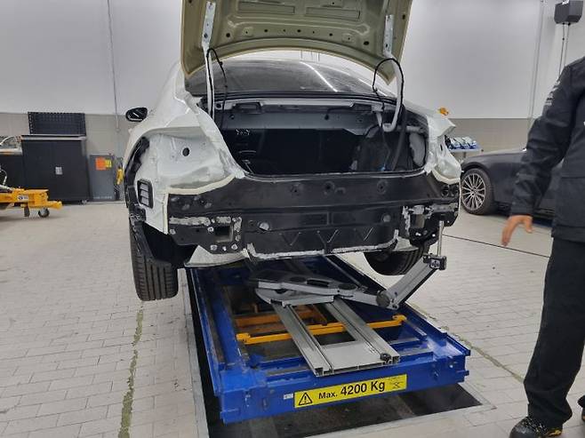 카올라이너 장비로 측정이 이뤄지고 있는 사고 차량. ⓒ데일리안 편은지 기자