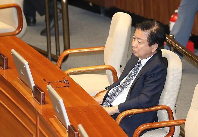 (서울=뉴스1) 임세영 기자 = 노웅래 더불어민주당 의원이 3일 서울 여의도 국회에서 열린 제405회 국회(임시회) 제1차 본회의 정치·외교·통일·안보 분야 대정부질문에서 박용진 의원이 한동훈 장관에게 자신과 관련된 체포동의안 질의를 하자 경청하고 있다. 2023.4.3/뉴스1 /사진=뉴스1화상