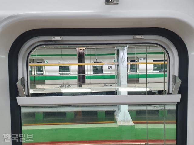 '철도 덕후'로 추정되는 한 남성이 지난달 25일 밤 서울 지하철 2호선에서 반개창을 떼어내 사라졌다. 이 차량은 현재 승객 안전 우려로 운행하지 않고 있다. 서울교통공사 제공