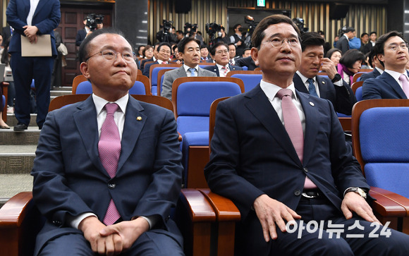 윤재옥(왼쪽)-김학용 국민의힘 의원이 7일 오전 서울 여의도 국회에서 열린 원내대표 선출을 위한 의원총회에 참석해 자리하고 있다. [사진=김성진 기자]